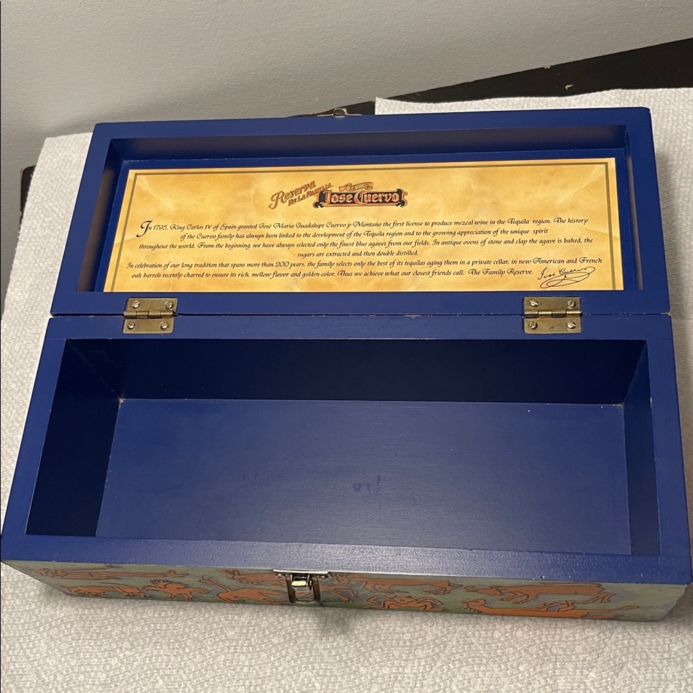 Jose Cuervo Tequila Reserva De La Familia Collectors Box 2002 Luis Zárate - Picture 6 of 14